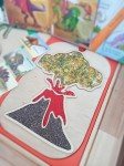 Wulkan. Drewniana wysypywanka sensoryczna. Wkładka do stolika Ikea Flisat.
