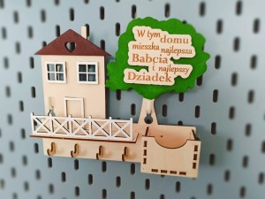 Drewniany wieszak na klucze domek z drzewem - personalizacja
