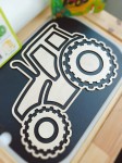 Drewniany traktor grafomotoryczny dla dzieci. Wkładka do stolika Ikea Flisat