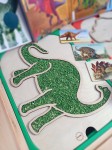 Dinozaur Diplodok. Drewniana wysypywanka sensoryczna. Wkładka do stolika Ikea Flisat.