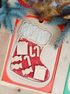 Skarpeta świąteczna z dodatkami. Drewniana wysypywanka sensoryczna. Wkładka do stolika Ikea Flisat.