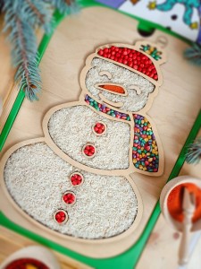 Bałwan. Drewniana wysypywanka sensoryczna. Wkładka do stolika Ikea Flisat.