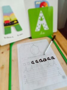 Wodoodporna i suchościeralna tablica plexi z drewnianą podkładką. Duża wkładka do stolika Ikea Flisat.