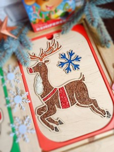 Renifer. Drewniana wysypywanka sensoryczna. Wkładka do stolika Ikea Flisat.