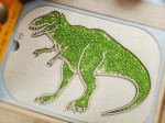 Dinozaur T- Rex. Drewniana wysypywanka sensoryczna. Wkładka do stolika Ikea Flisat.