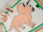 Dinozaur Triceratops. Drewniana wysypywanka sensoryczna. Wkładka do stolika Ikea Flisat.