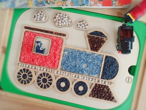 Lokomotywa. Pociąg. Drewniana wysypywanka sensoryczna. Wkładka do stolika Ikea Flisat.