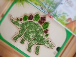 Dinozaur Stegozaur. Drewniana wysypywanka sensoryczna. Wkładka do stolika Ikea Flisat.