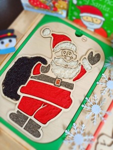 Święty Mikołaj. Drewniana wysypywanka sensoryczna. Wkładka do stolika Ikea Flisat.