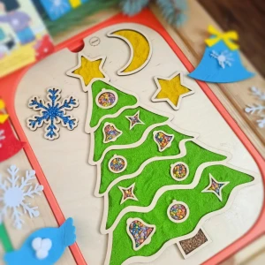 Choinka z ozdobami. Drewniana wysypywanka sensoryczna. Wkładka do stolika Ikea Flisat.