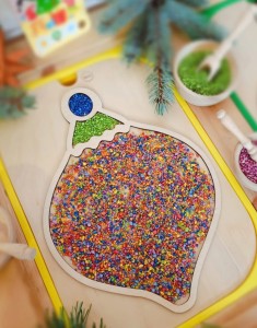 Bombka. Drewniana wysypywanka sensoryczna. Wkładka do stolika Ikea Flisat.