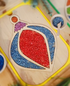 Bombka  wzór 2. Drewniana wysypywanka sensoryczna. Wkładka do stolika Ikea Flisat.