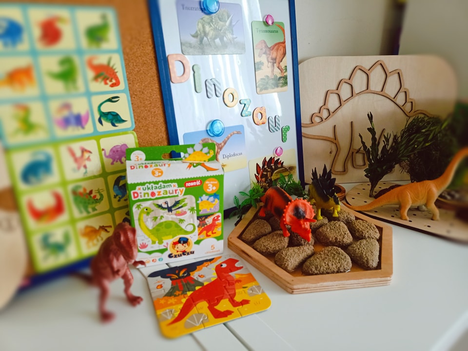 Półka dla dzieci z dinozaurami