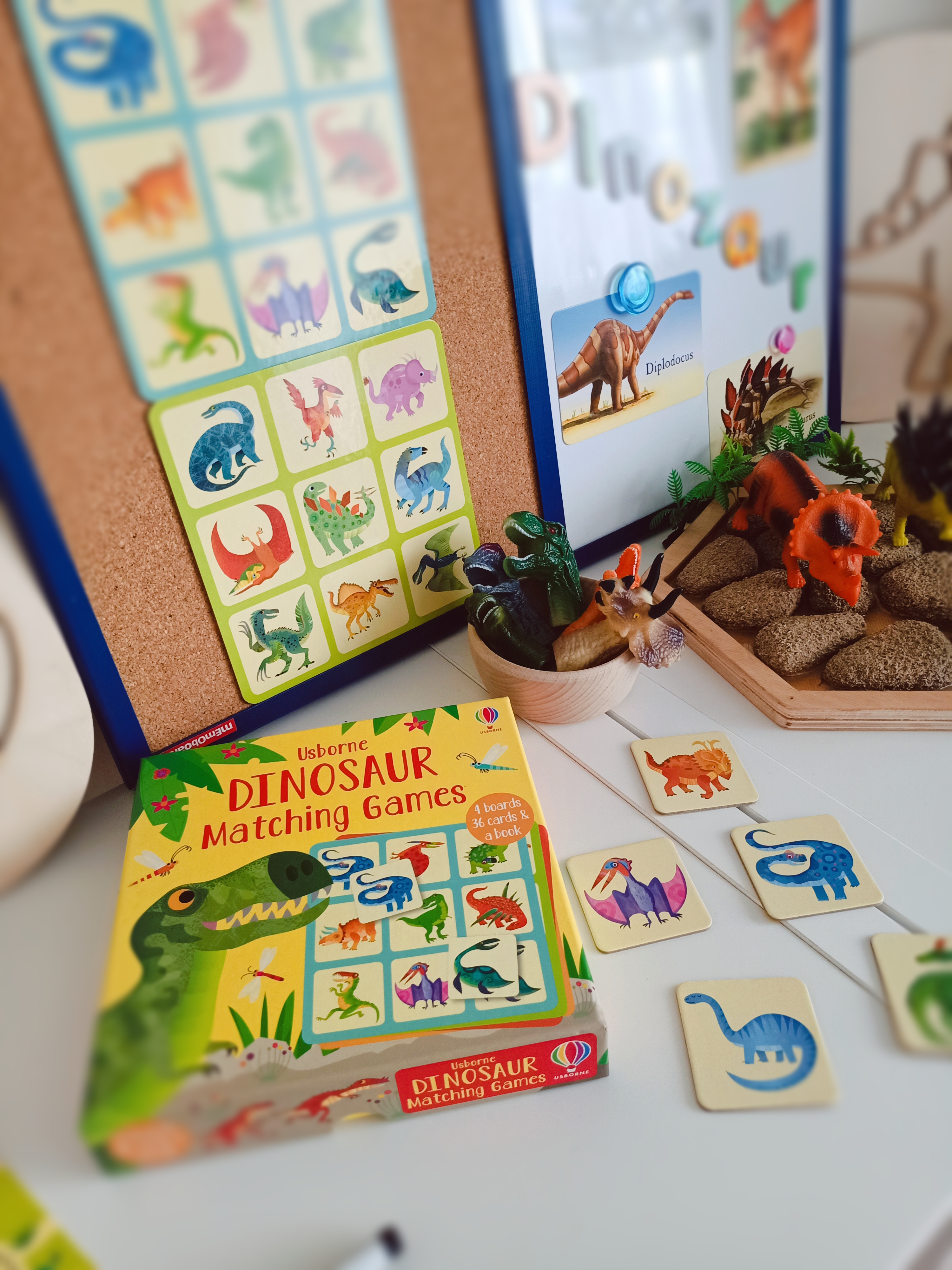 Półka dla dzieci z dinozaurami
